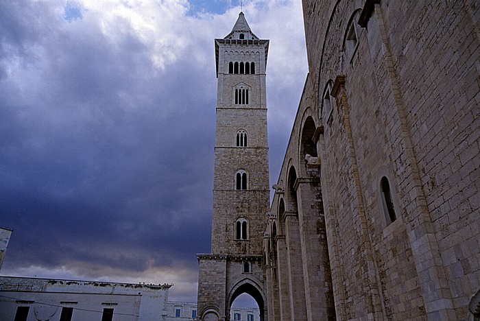 Trani Cattedrale di San Nicola Pellegrino: Glockenturm und Mittelschiff