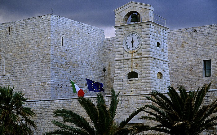 Castello Svevo di Trani: Glockenturm über dem Eingang