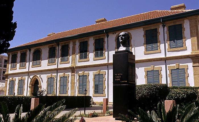 Nikosia Türkische Altstadt: Atatürk-Platz mit Atatürk-Büste Atatürk Meydani