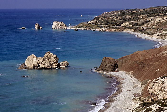 Mittelmeer, Küste, Sarazenen-Felsen (unten) und der Felsen der Aphrodite Petra tou Romiou