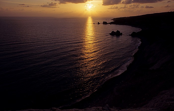 Sonnenuntergang über dem Mittelmeer Petra tou Romiou