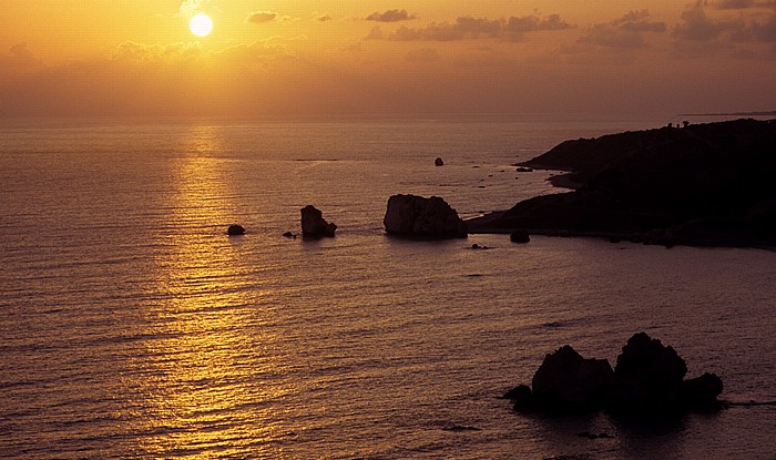 Petra tou Romiou Sonnenuntergang über dem Mittelmeer: Felsen der Aphrodite (links) und Sarazenen-Felsen