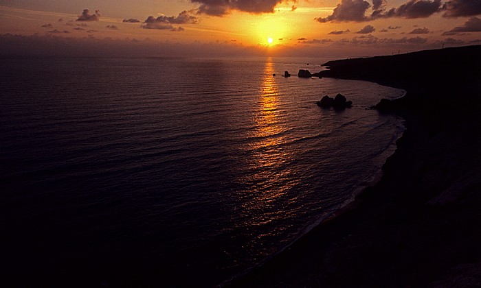 Sonnenuntergang über dem Mittelmeer Petra tou Romiou