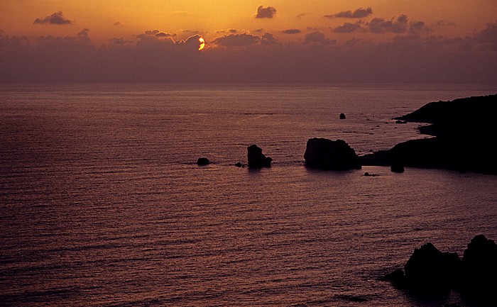 Sonnenuntergang über dem Mittelmeer: Felsen der Aphrodite (links) und Sarazenen-Felsen Petra tou Romiou
