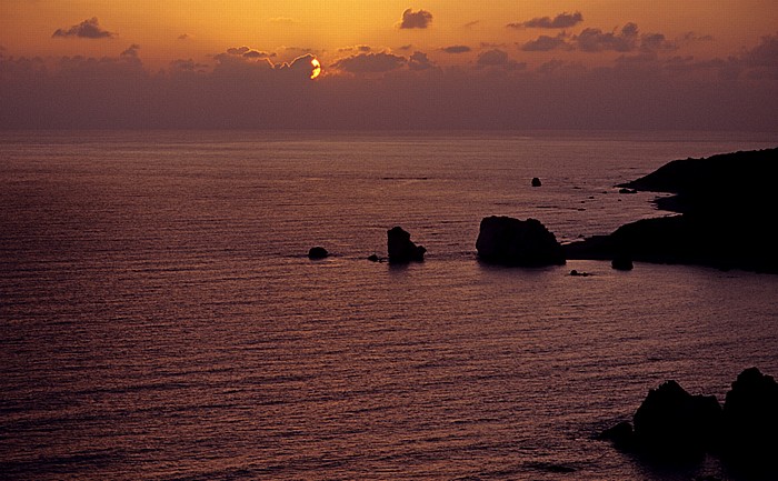 Petra tou Romiou Sonnenuntergang über dem Mittelmeer: Felsen der Aphrodite (links) und Sarazenen-Felsen