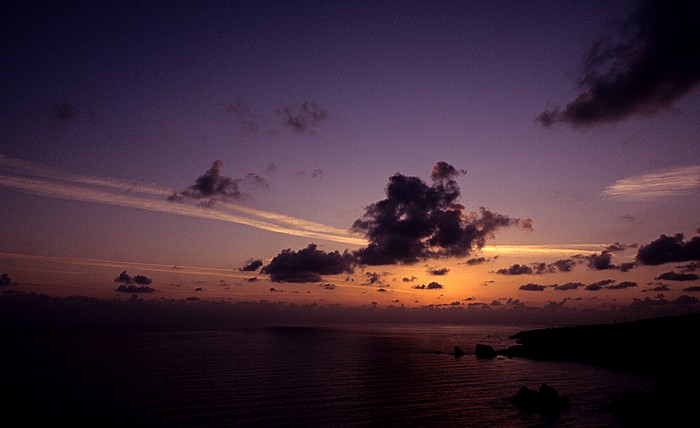 Petra tou Romiou Sonnenuntergang über dem Mittelmeer: Felsen der Aphrodite (links) und Sarazenen-Felsen