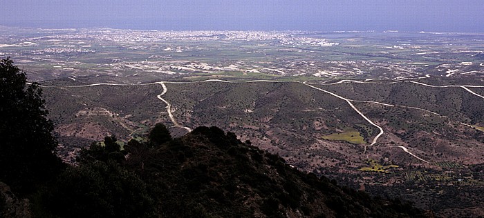 Blick auf Larnaka, die Salzseen und die Mittelmeerküste Stavrovouni