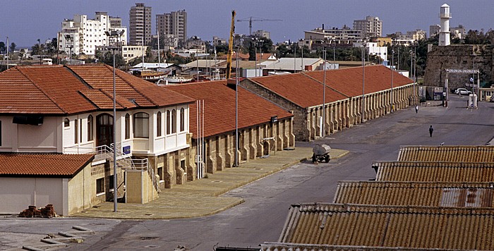 Blick vom Seetor: Lagerhallen (Hafen) Famagusta