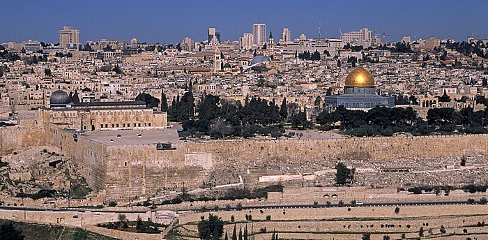 Blick vom Ölberg: Tempelberg mit al-Aqsa-Moschee und Felsendom Jerusalem