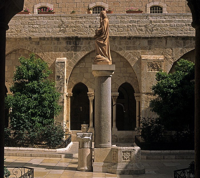 Geburtskirche: Kreuzgang des Katharinenklosters mit der Statue des Heiligen Hieronymus Bethlehem
