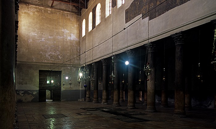 Geburtskirche: Mittelschiff mit Moasikfragmenten an der Wand Bethlehem