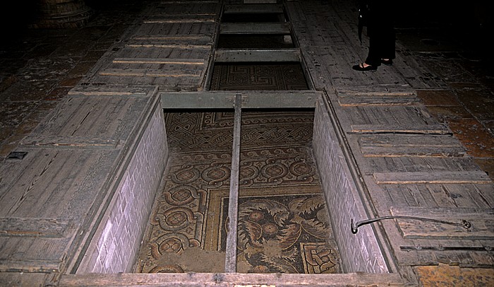 Geburtskirche: Mittelschiff mit Mosaikboden unterhalb des heutigen Bodens Bethlehem
