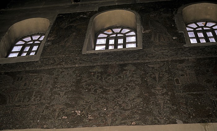 Bethlehem Geburtskirche: Mittelschiff mit Mosaikfragmenten an der Wand