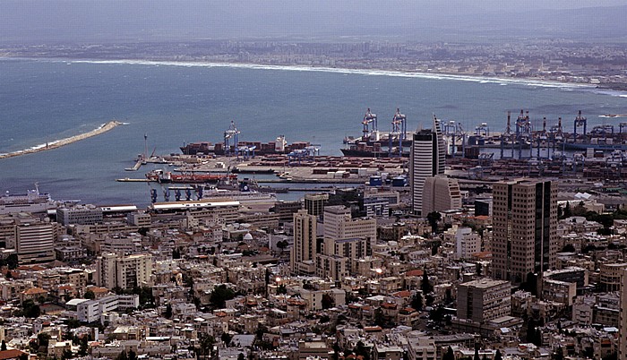 Blick vom Berg Karmel:  Stadtzentrum, Hafen und Mittelmeer Haifa