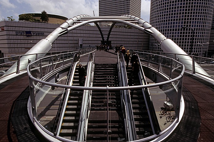 Tel Aviv Fußgängerbrücke über die Begin Street Azrieli Center