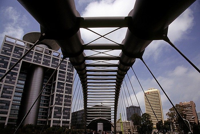 Tel Aviv Fußgängerbrücke über die Begin Street Beit America Beit Europe Israel HaKirya Matcal Tower