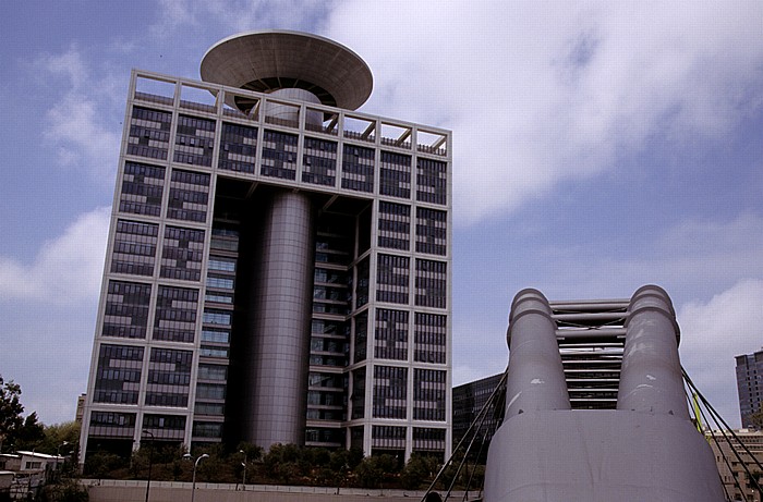 Matcal Tower (HaKirya), Fußgängerbrücke über die Begin Street Tel Aviv