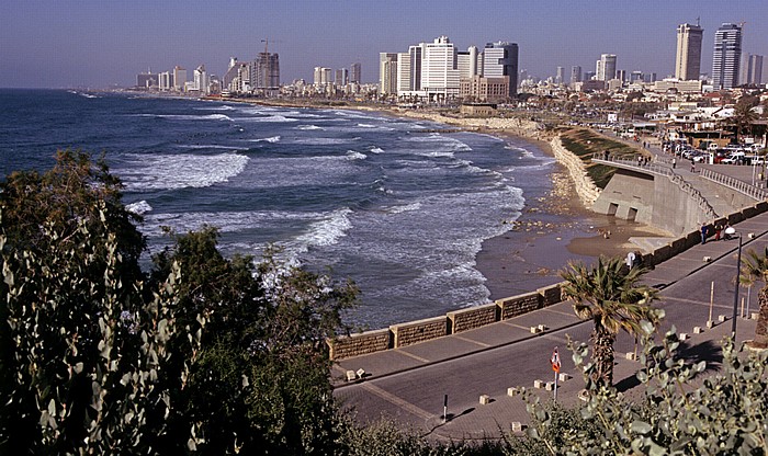 Tel Aviv Alt-Jaffa: Blick vom Ha-Pisga-Park auf den Strand und das Stadtzentrum Charles Clor Park and Beach