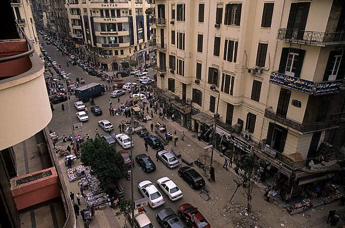 Al-Azbakeya: Blick aus dem Grand Hotel: Kreuzung Talaat Harb Road / 26 July Street Kairo