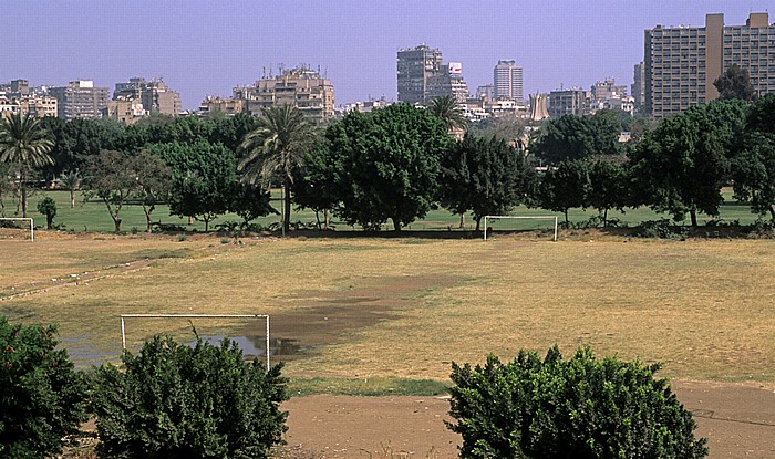 Blick von der 6th of October Bridge: Gezira (Nilinsel) mit dem Gezira Youth Center Kairo