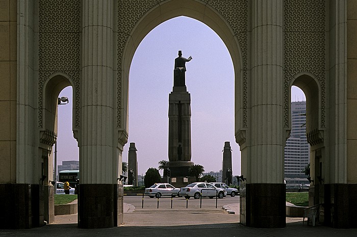 Kairo Gezira (Nilinsel): National Cultural Center - Eingangsportal Opera Square (Gezira) Qasr al-Nil Bridge