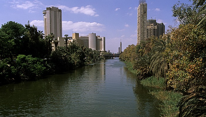 Kairo Manial (links), Seitenkanal des Nils, Garden City Fernsehturm Kairo Gezira Grand Nile Tower