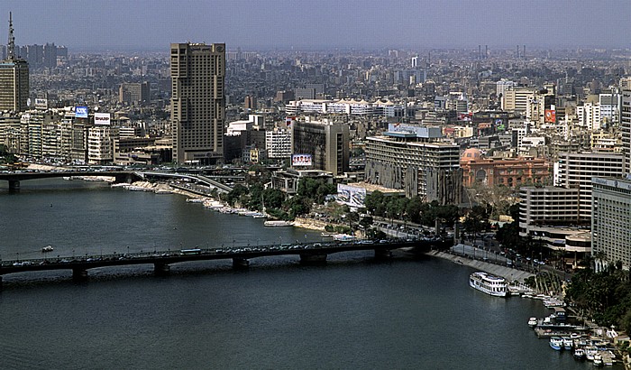 Kairo Blick aus dem Grand Nile Tower: Nil, Downtown Brücke des 6. Oktober Nile Ritz-Carlton Cairo Qasr al-Nil Bridge Ramses Hilton Hotel Zentrale der Nationaldemokratischen Partei
