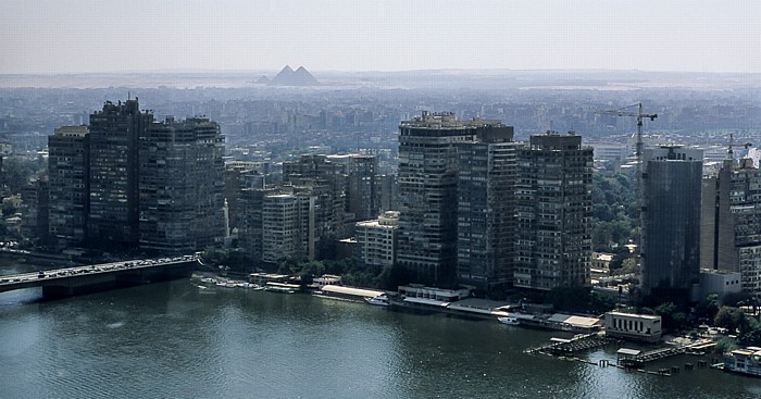 Blick aus dem Grand Nile Tower: Nil, Gizeh, Gizeh-Plateau mit Cheops-Pyramide, Chephren-Pyramide und Mykerinos-Pyramide Kairo