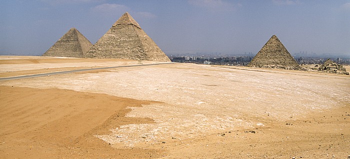 Gizeh-Plateau: Cheops-Pyramide, Chephren-Pyramide und Mykerinos-Pyramide