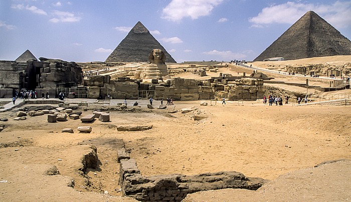 Gizeh-Plateau: Sphinx sowie Mykerinos-Pyramide, Chephren-Pyramide und Cheops-Pyramide