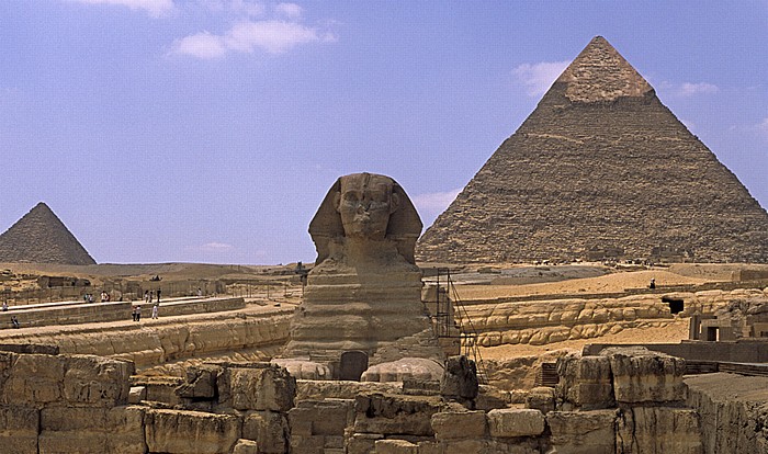 Gizeh-Plateau: Sphinx sowie Mykerinos-Pyramide und Chephren-Pyramide Gizeh