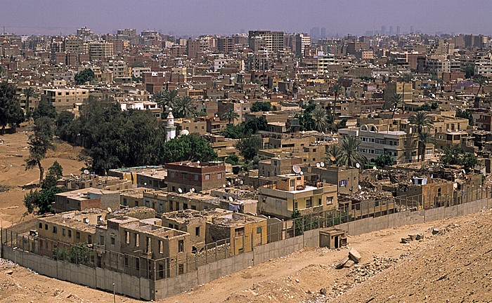Blick vom Gizeh-Plateau: Gizeh und Kairo (im Hintergrund)