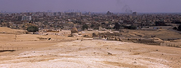 Blick vom Gizeh-Plateau: Gizeh und Kairo (im Hintergrund) Sphinx