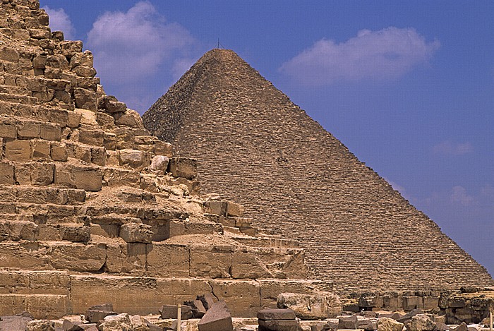 Gizeh-Plateau: Chephren-Pyramide (links), Cheops-Pyramide