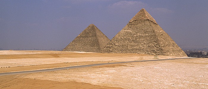 Gizeh-Plateau: Cheops-Pyramide (links) und Chephren-Pyramide Gizeh