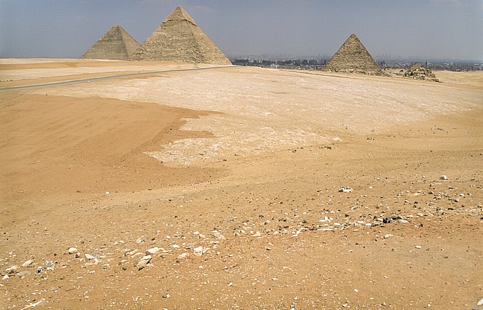 Gizeh-Plateau: Cheops-Pyramide, Chephren-Pyramide und Mykerinos-Pyramide