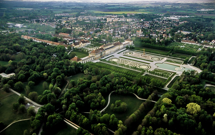 Oberschleißheim Luftbild aus Zeppelin: Schlossanlage Schleißheim - Altes Schloss, Neues Schloss und Gartenparterre Altes Schloss Schleißheim Neues Schloss Schleißheim