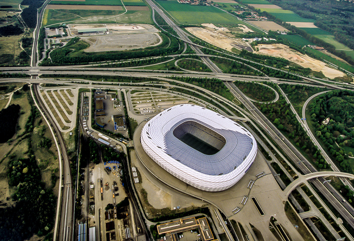 Luftbild aus Zeppelin: Allianz Arena, Autobahnkreuz München-Nord München