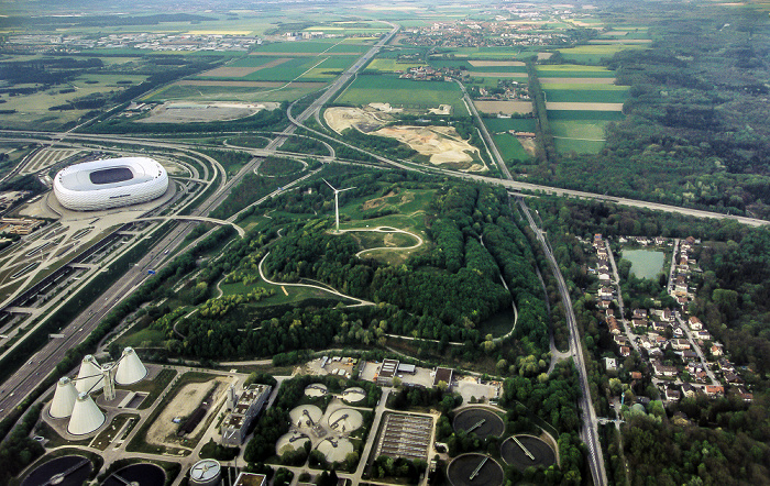 Luftbild aus Zeppelin: Fröttmaninger Berg mit der Windkraftanlage Fröttmanning München