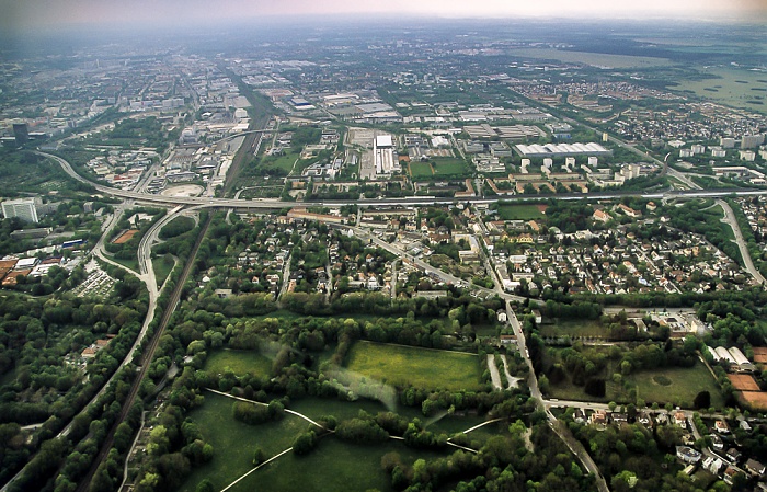 Luftbild aus Zeppelin: Autobahn A 9, Freimann München