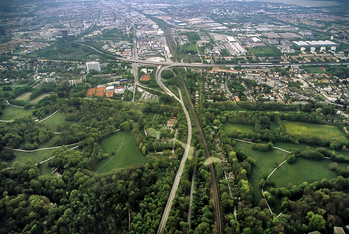 Luftbild aus Zeppelin: Föhringer Ring, Autobahn A 9 mit der Anschlussstelle München-Frankfuter Ring München