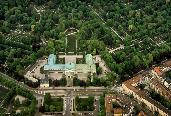 München Luftbild aus Zeppelin: Giesing - Ostfriedhof Aussegnungshalle des Ostfriedhofs St.-Martins-Platz