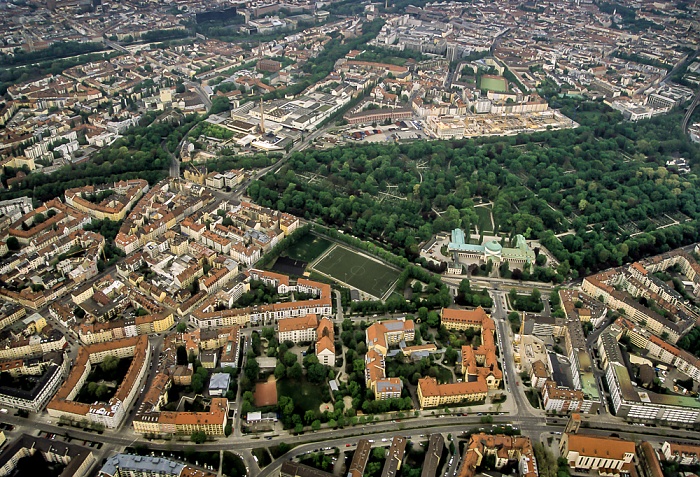 Luftbild aus Zeppelin: Giesing - Ostfriedhof mit der Aussegnungshalle am St.-Martins-Platz München