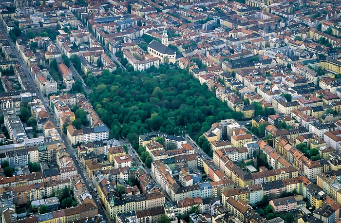 Luftbild aus Zeppelin: Maxvorstadt - Alter Nordfriedhof und St. Joseph (Josephskirche) München