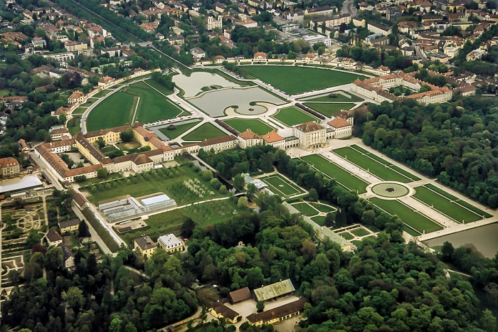 München Luftbild aus Zeppelin: Schloss und Park Nymphenburg Botanischer Garten Marstallmuseum Museum Mensch und Natur Nymphenburger Kanal Schloss Nymphenburg Schlosspark Nymphenburg