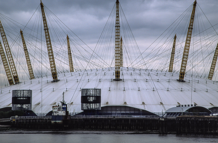 Blick von Blackwall auf Themse und Greenwich Peninsula mit The O2 (Millennium Dome) London 2011