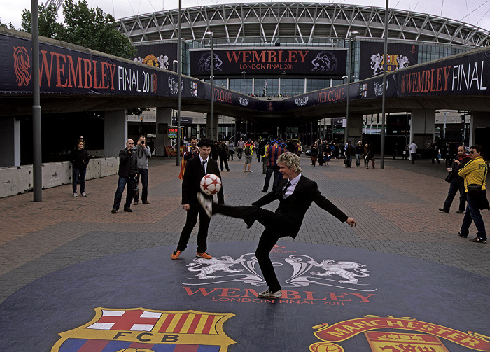 Wembley Park: Olympic Way (Wembley Way) - Fußballakrobaten London