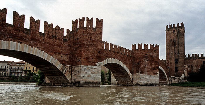Verona Centro Storico (Altstadt): Etsch (Adige), Ponte Scaligero (Skaligerbrücke), Castelvecchio