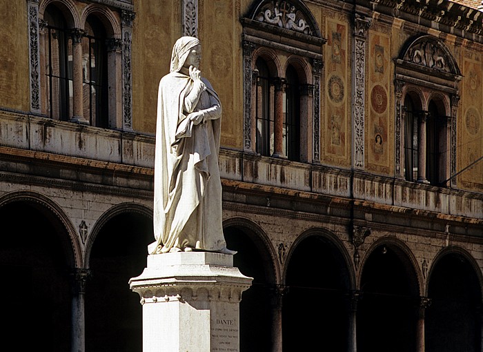 Verona Centro Storico (Altstadt): Piazza dei Signori - Dante-Denkmal Loggia del Consiglio