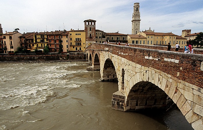 Verona Centro Storico (Altstadt): Ponte Pietra, Etsch (Adige) Cattedrale di Santa Maria Matricolare